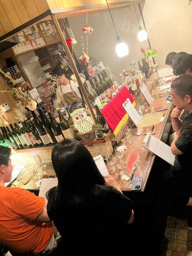 皆様ごきげんよう👋
გამარჯობა！ガマルジョバ！

今月の葡萄美酒会は『コートダジュール』
ロゼって美味いよ？プロヴァンスとか案外いいよ！って事で満員御礼有難うございます。

来月は21日に、満を持して『ジョージア』です！

ご興味ある方は是非お気軽に！
გაუმარჯოს！ガウマルジョス！

Wine bar "Le3"  完全予約制
https://le3.jp/

Open  月〜土17h ~ 24h
Lunch  お問い合わせ下さい
当日問い合わせ21h Lo（他にご予約無ければ）
※2秒前までご予約OKです
Close  日曜日
（前日までにお問い合わせあれば、平日も営業時間等対応します）

神奈川県小田原市中町1-3-16
※ご来店の際はGoogleマップをご覧の上、お越し下さい

小田原駅東口バスロータリー
箱根登山バス　1番乗場　城東車庫前行き
中町下車より5秒

TEL 050-8880-1879
ご予約はお手数ですが、お電話もしくは各種SNS、DMにてご連絡ください。
※ご連絡取れ次第ご予約確定となります。
(当日予約はお電話でお願いします）

#自然派ワイン
#ナチュラルワイン
#vinnature
#オレンジワイン
#アンバーワイン
#白ワイン
#小田原ワイン
#ジョージアワイン
#ワインスタグラム
#oda_bi_marche
#nonnaandsidhi
#東京カレンダー