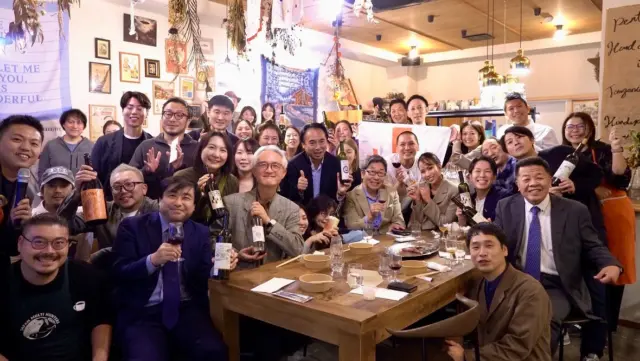 皆様ごきげんよう👋
გამარჯობა！ガマルジョバ！

7月から計画していた"ジョージア🇬🇪スプラ"
色々プレッシャーも感じながら、無事に仲間と共にやりきりました！
ご参加いただいた皆様、改めて感謝申し上げます。

次回は100人集めて、生産者イベントでも⁇

გაუმარჯოს！ガウマルジョス！

Wine bar "Le3"  完全予約制
https://le3.jp/

Open  月〜土17h ~ 24h
Lunch  お問い合わせ下さい
当日問い合わせ21h Lo（他にご予約無ければ）
※2秒前までご予約OKです
Close  日曜日
（前日までにお問い合わせあれば、平日も営業時間等対応します）

神奈川県小田原市中町1-3-16
※ご来店の際はGoogleマップをご覧の上、お越し下さい

小田原駅東口バスロータリー
箱根登山バス　1番乗場　城東車庫前行き
中町下車より5秒

TEL 050-8880-1879
ご予約はお手数ですが、お電話もしくは各種SNS、DMにてご連絡ください。
※ご連絡取れ次第ご予約確定となります。
(当日予約はお電話でお願いします）

#自然派ワイン
#ナチュラルワイン
#アンバーワイン
#白ワイン
#ジョージアワイン
#ワインスタグラム
#oda_bi_marche
#nonnaandsidhi
#御酒vin帳