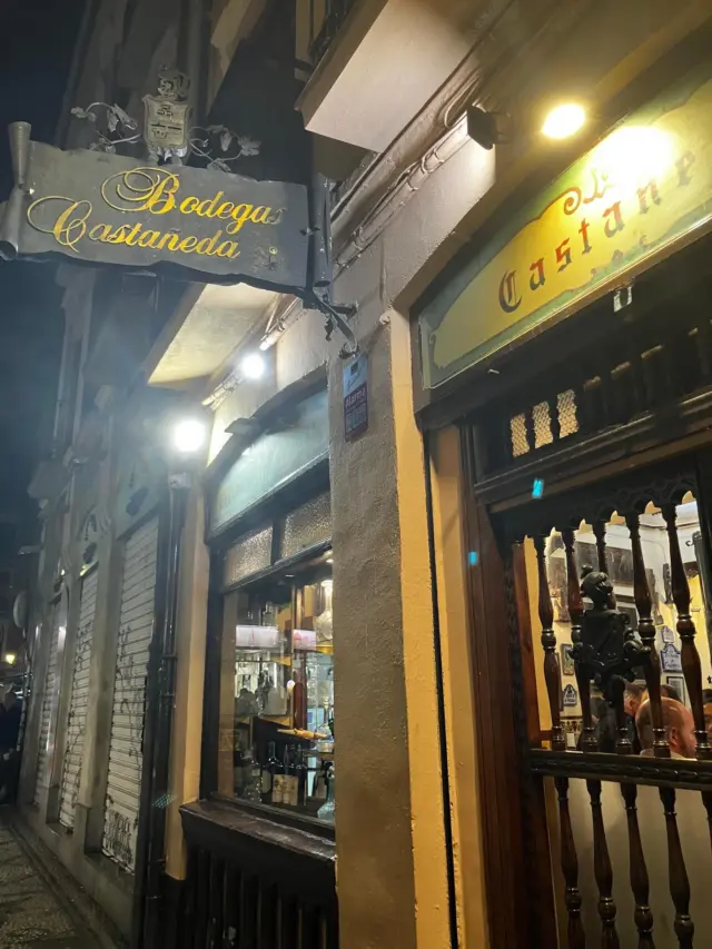 皆様ごきげんよう👋
გამარჯობა！ガマルジョバ！

安定の連休をすると、予約の電話が鳴り止まないLe3です。何故今来る⁉️いつもクソ暇ですよ⁉️⁉️⁉️

グラナダの町はモダンとクラシックがマッチした場所。
今日はバカンスですが、明日はまたワイナリー訪問予定。

გაუმარჯოს！ガウマルジョス！

Wine bar "Le3"  完全予約制
https://le3.jp/

Open  月〜土17h ~ 24h
Lunch  お問い合わせ下さい
当日問い合わせ21h Lo（他にご予約無ければ）
※2秒前までご予約OKです
Close  不定休-日曜、連休最終日は18h Lo
（前日までにお問い合わせあれば、営業時間等対応します）

神奈川県小田原市中町1-3-16
※ご来店の際はGoogleマップをご覧の上、お越し下さい

小田原駅東口バスロータリー
箱根登山バス　1番乗場　城東車庫前行き
中町下車より5秒

TEL 050-8880-1879
ご予約はお手数ですが、お電話もしくは各種SNS、DMにてご連絡ください。
※ご連絡取れ次第ご予約確定となります。
(当日予約はお電話でお願いします）

#自然派ワイン
#ナチュラルワイン
#vinnature
#オレンジワイン
#アンバーワイン
#白ワイン
#ジョージアワイン
#oda_bi_marche
#nonnaandsidhi
#御酒vin帳