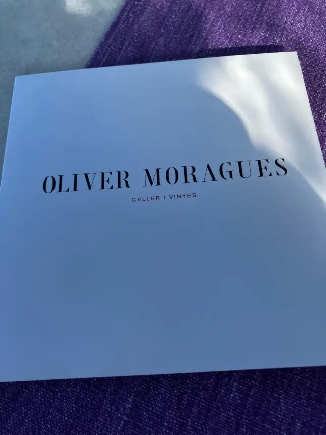 皆様ごきげんよう👋
გამარჯობა！ガマルジョバ！

マヨルカの500年続く家族経営のワイナリー
Oliver Moragues

გაუმარჯოს！ガウマルジョス！

Wine bar "Le3"  完全予約制
https://le3.jp/

Open  月〜土17h ~ 24h
Lunch  お問い合わせ下さい
当日問い合わせ21h Lo（他にご予約無ければ）
※2秒前までご予約OKです
Close  不定休-日曜、連休最終日は18h Lo
（前日までにお問い合わせあれば、営業時間等対応します）

神奈川県小田原市中町1-3-16
※ご来店の際はGoogleマップをご覧の上、お越し下さい

小田原駅東口バスロータリー
箱根登山バス　1番乗場　城東車庫前行き
中町下車より5秒

TEL 050-8880-1879
ご予約はお手数ですが、お電話もしくは各種SNS、DMにてご連絡ください。
※ご連絡取れ次第ご予約確定となります。
(当日予約はお電話でお願いします）

#自然派ワイン
#ナチュラルワイン
#vinnature
#オレンジワイン
#アンバーワイン
#白ワイン
#ジョージアワイン
#oda_bi_marche
#nonnaandsidhi
#御酒vin帳