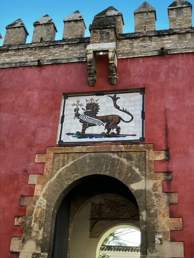 皆様ごきげんよう👋
გამარჯობა！ガマルジョバ！

Vol.1
グラナダのアルハンブラ宮殿とセットで見るとなお良い。
流石世界遺産。

გაუმარჯოს！ガウマルジョス！

Wine bar "Le3"  完全予約制
https://le3.jp/

Open  月〜土17h ~ 24h
Lunch  お問い合わせ下さい
当日問い合わせ21h Lo（他にご予約無ければ）
※2秒前までご予約OKです
Close  不定休-日曜、連休最終日は18h Lo
（前日までにお問い合わせあれば、営業時間等対応します）

神奈川県小田原市中町1-3-16
※ご来店の際はGoogleマップをご覧の上、お越し下さい

小田原駅東口バスロータリー
箱根登山バス　1番乗場　城東車庫前行き
中町下車より5秒

TEL 050-8880-1879
ご予約はお手数ですが、お電話もしくは各種SNS、DMにてご連絡ください。
※ご連絡取れ次第ご予約確定となります。
(当日予約はお電話でお願いします）

#自然派ワイン
#ナチュラルワイン
#vinnature
#オレンジワイン
#アンバーワイン
#白ワイン
#ジョージアワイン
#oda_bi_marche
#nonnaandsidhi
#御酒vin帳