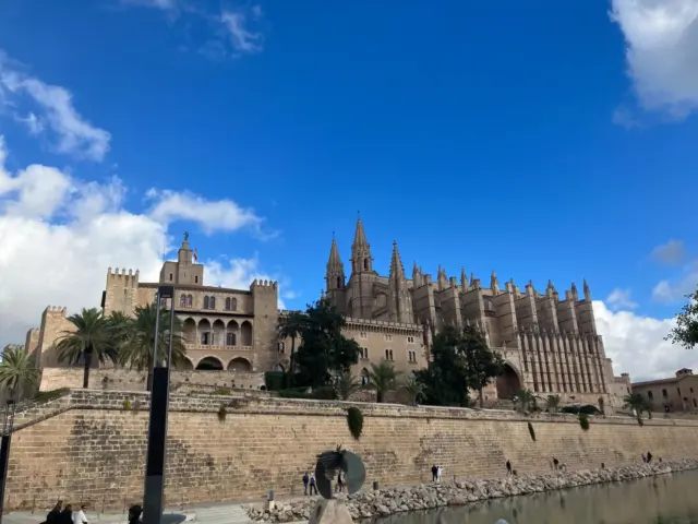 皆様ごきげんよう👋
გამარჯობა！ガマルジョバ！

2年前にサグラダファミリアを観てから、絶対行く！と決めて来たパルマ大聖堂。
今回はワインは後付けだが、世界遺産も三連発で体験出来てとても良いバカンスとなった。

明日は日本に帰ります

გაუმარჯოს！ガウマルジョス！

Wine bar "Le3"  完全予約制
https://le3.jp/

Open  月〜土17h ~ 24h
Lunch  お問い合わせ下さい
当日問い合わせ21h Lo（他にご予約無ければ）
※2秒前までご予約OKです
Close  不定休-日曜、連休最終日は18h Lo
（前日までにお問い合わせあれば、営業時間等対応します）

神奈川県小田原市中町1-3-16
※ご来店の際はGoogleマップをご覧の上、お越し下さい

小田原駅東口バスロータリー
箱根登山バス　1番乗場　城東車庫前行き
中町下車より5秒

TEL 050-8880-1879
ご予約はお手数ですが、お電話もしくは各種SNS、DMにてご連絡ください。
※ご連絡取れ次第ご予約確定となります。
(当日予約はお電話でお願いします）

#自然派ワイン
#ナチュラルワイン
#vinnature
#オレンジワイン
#アンバーワイン
#白ワイン
#ジョージアワイン
#oda_bi_marche
#nonnaandsidhi
#御酒vin帳
