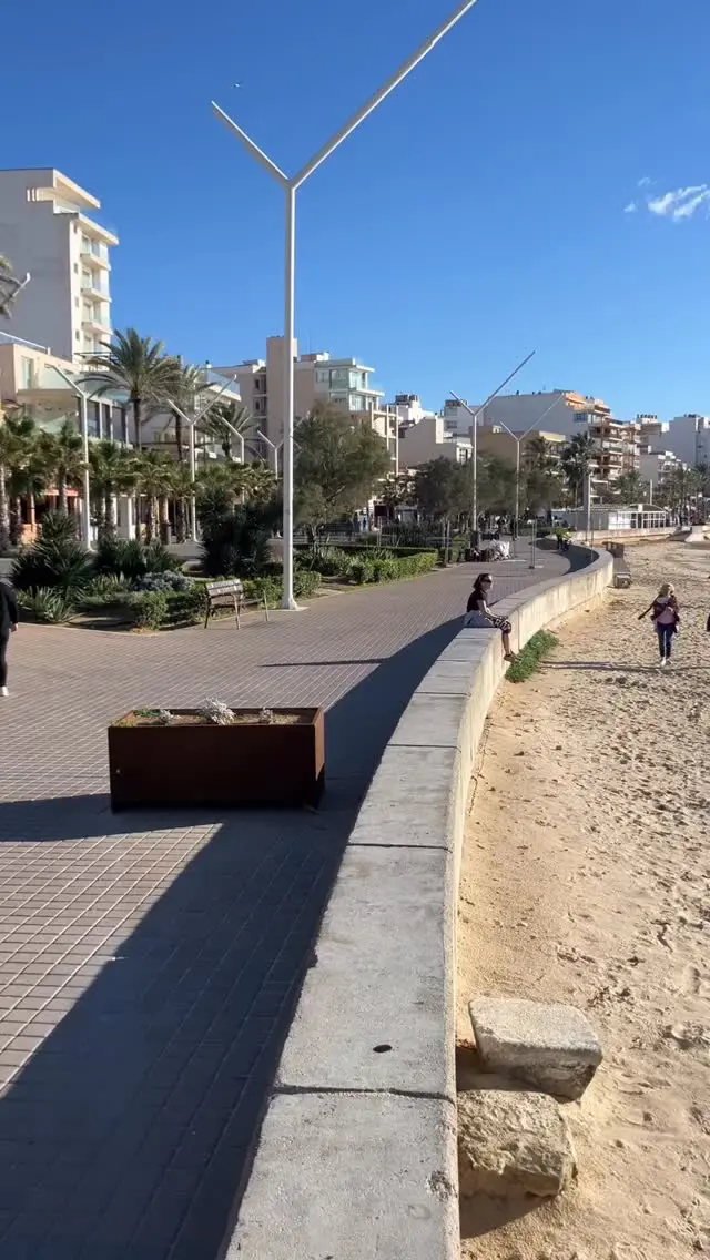 皆様ごきげんよう👋
გამარჯობა！ガマルジョバ！

風は冷たいが日差しは強い
本日もLe3お休みです

გაუმარჯოს！ガウマルジョス！

Wine bar "Le3"  完全予約制
https://le3.jp/

Open  月〜土17h ~ 24h
Lunch  お問い合わせ下さい
当日問い合わせ21h Lo（他にご予約無ければ）
※2秒前までご予約OKです
Close  不定休-日曜、連休最終日は18h Lo
（前日までにお問い合わせあれば、営業時間等対応します）

神奈川県小田原市中町1-3-16
※ご来店の際はGoogleマップをご覧の上、お越し下さい

小田原駅東口バスロータリー
箱根登山バス　1番乗場　城東車庫前行き
中町下車より5秒

TEL 050-8880-1879
ご予約はお手数ですが、お電話もしくは各種SNS、DMにてご連絡ください。
※ご連絡取れ次第ご予約確定となります。
(当日予約はお電話でお願いします）

#自然派ワイン
#ナチュラルワイン
#vinnature
#オレンジワイン
#アンバーワイン
#白ワイン
#ジョージアワイン
#oda_bi_marche
#nonnaandsidhi
#御酒vin帳