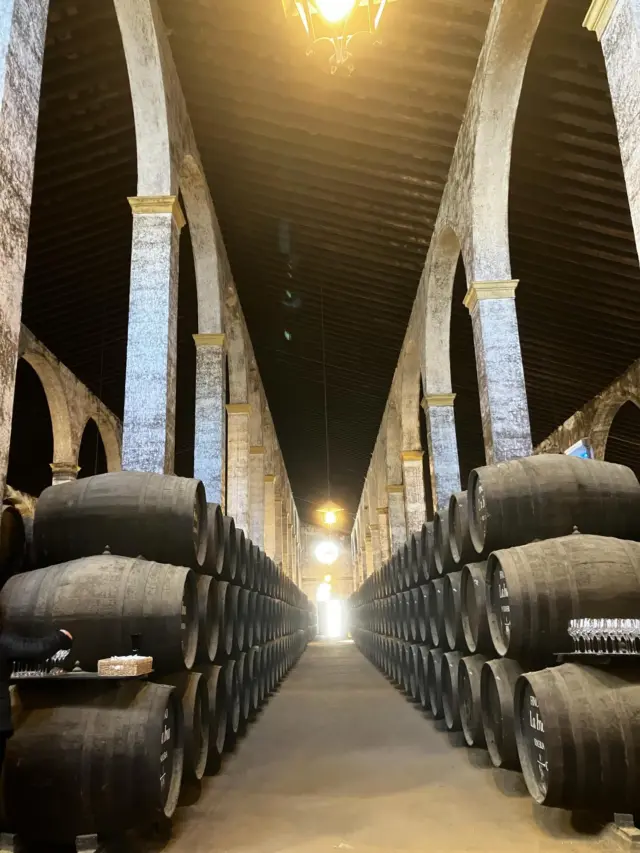 皆様ごきげんよう👋
გამარჯობა！ガマルジョバ！

シェリーってまだまだ初心者向けではないとは思う。
しかし、この魅力をどう伝えていくか？がプロの仕事だな。そう思うくらい、解像度が上がり素晴らしかった。

გაუმარჯოს！ガウマルジョス！

Wine bar "Le3"  完全予約制
https://le3.jp/

Open  月〜土17h ~ 24h
Lunch  お問い合わせ下さい
当日問い合わせ21h Lo（他にご予約無ければ）
※2秒前までご予約OKです
Close  不定休-日曜、連休最終日は18h Lo
（前日までにお問い合わせあれば、営業時間等対応します）

神奈川県小田原市中町1-3-16
※ご来店の際はGoogleマップをご覧の上、お越し下さい

小田原駅東口バスロータリー
箱根登山バス　1番乗場　城東車庫前行き
中町下車より5秒

TEL 050-8880-1879
ご予約はお手数ですが、お電話もしくは各種SNS、DMにてご連絡ください。
※ご連絡取れ次第ご予約確定となります。
(当日予約はお電話でお願いします）

#自然派ワイン
#ナチュラルワイン
#vinnature
#オレンジワイン
#アンバーワイン
#白ワイン
#ジョージアワイン
#oda_bi_marche
#nonnaandsidhi
#御酒vin帳
#bodegashidalgolagitana
#bodegasfaustinogonzalez