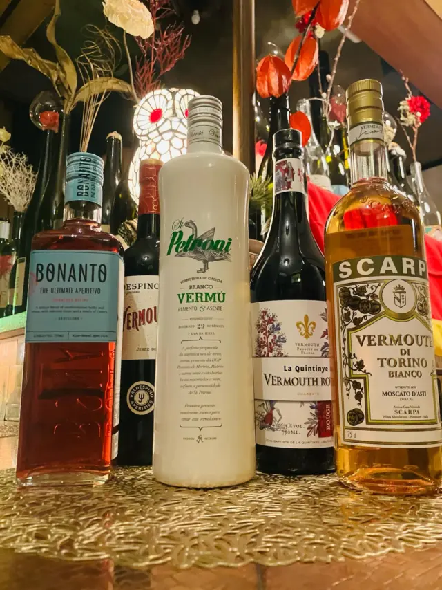 皆様ごきげんよう👋
გამარჯობა！ガマルジョバ！

またまた新着。
ベルモットの世界に触れてみませんか？

გაუმარჯოს！ガウマルジョス！

Wine bar "Le3"  完全予約制
https://le3.jp/

Open  月〜17h ~ 24h
　　　　土・日・祝〜12h
当日問い合わせ21h Lo（他にご予約無ければ）
※2秒前までご予約OKです

Close  不定休（SNSにてアナウンスします）
（前日までにお問い合わせあれば、営業時間等対応します）

神奈川県小田原市中町1-3-16
※ご来店の際はGoogleマップをご覧の上、お越し下さい

小田原駅東口バスロータリー
箱根登山バス　1番乗場　城東車庫前行き
中町下車より5秒

TEL 050-8880-1879
ご予約はお手数ですが、お電話もしくは各種SNS、DMにてご連絡ください。

※ご連絡取れ次第ご予約確定となります。
(当日予約はお電話でお願いします）

#自然派ワイン
#ナチュラルワイン
#vinnature
#オレンジワイン
#アンバーワイン
#白ワイン
#ジョージアワイン
#oda_bi_marche
#nonnaandsidhi
#御酒vin帳
#ベルモット