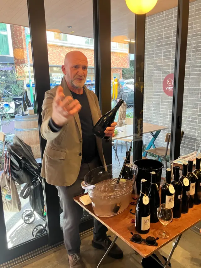 皆様ごきげんよう👋
გამარჯობა！ガマルジョバ！

今年もあと僅か。
ちょっと振り返ってみる。
スロヴェニアのワイン親父が引退前に来日しての試飲会から始まり、仲間の移住、ジョージア🇬🇪大使の来店、初ベースボールの初万博。北海道収穫、そしてメインイベントのジョージア🇬🇪スプラ。最後はガウディとシェリー研修した後、ガラディナー。
人生過去イチで素晴らしい年だった。

そして、明日からまた普通に営業が始まる。
ご無沙汰の方も常連さんも、お待ちしてます。

გაუმარჯოს！ガウマルジョス！

Wine bar "Le3"  完全予約制
https://le3.jp/

Open  月〜17h ~ 24h
　　　　土・日・祝〜12h
当日問い合わせ21h Lo（他にご予約無ければ）
※2秒前までご予約OKです

Close  不定休（SNSにてアナウンスします）
（前日までにお問い合わせあれば、営業時間等対応します）

神奈川県小田原市中町1-3-16
※ご来店の際はGoogleマップをご覧の上、お越し下さい

小田原駅東口バスロータリー
箱根登山バス　1番乗場　城東車庫前行き
中町下車より5秒

TEL 050-8880-1879
ご予約はお手数ですが、お電話もしくは各種SNS、DMにてご連絡ください。

※ご連絡取れ次第ご予約確定となります。
(当日予約はお電話でお願いします）

#自然派ワイン
#ナチュラルワイン
#vinnature
#オレンジワイン
#アンバーワイン
#白ワイン
#ジョージアワイン
#oda_bi_marche
#nonnaandsidhi
#御酒vin帳