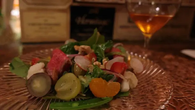 皆様ごきげんよう👋
გამარჯობა！ガマルジョバ！

先日のイベント。
今年の締めくくりイベントは、トラブラから始まる試金石の1日。やり切った後は、今年を昇華した気分。
あと3日、楽しくやります。

გაუმარჯოს！ガウマルジョス！

Wine bar "Le3"  完全予約制
https://le3.jp/

Open  月〜17h ~ 24h
　　　　土・日・祝〜12h
当日問い合わせ21h Lo（他にご予約無ければ）
※2秒前までご予約OKです

Close  不定休（SNSにてアナウンスします）
（前日までにお問い合わせあれば、営業時間等対応します）

神奈川県小田原市中町1-3-16
※ご来店の際はGoogleマップをご覧の上、お越し下さい

小田原駅東口バスロータリー
箱根登山バス　1番乗場　城東車庫前行き
中町下車より5秒

TEL 050-8880-1879
ご予約はお手数ですが、お電話もしくは各種SNS、DMにてご連絡ください。

※ご連絡取れ次第ご予約確定となります。
(当日予約はお電話でお願いします）

#自然派ワイン
#ナチュラルワイン
#vinnature
#オレンジワイン
#ジョージアワイン
#oda_bi_marche
#nonnaandsidhi
#御酒vin帳