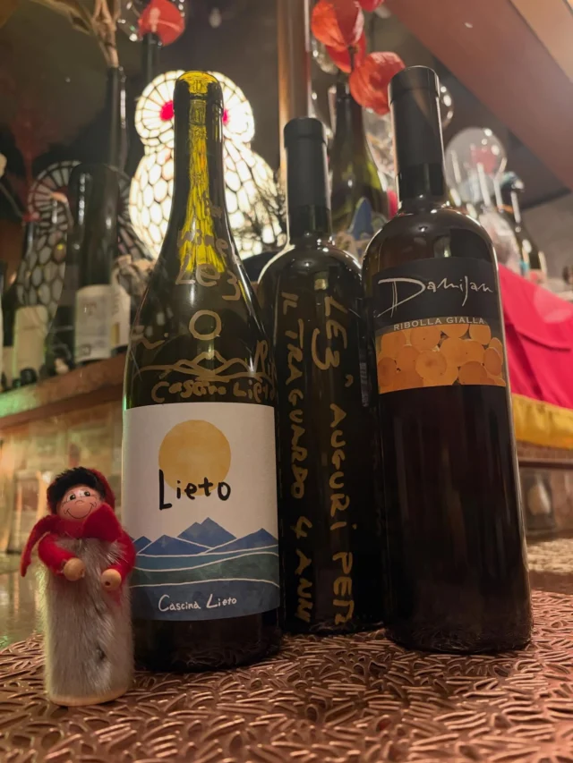 皆様ごきげんよう👋
გამარჯობა！ガマルジョバ！

Le3では珍しいイタリア🇮🇹ワイン。
少し寝かせてたアイテムを解禁しますよー！
今日も平和です。

明日、日曜日は18時よりオープンです。

გაუმარჯოს！ガウマルジョス！

Wine bar "Le3"  完全予約制
https://le3.jp/

Open  月〜17h ~ 24h
　　　　土・日・祝〜12h
当日問い合わせ21h Lo（他にご予約無ければ）
※2秒前までご予約OKです

Close  不定休（SNSにてアナウンスします）
（前日までにお問い合わせあれば、営業時間等対応します）

神奈川県小田原市中町1-3-16
※ご来店の際はGoogleマップをご覧の上、お越し下さい

小田原駅東口バスロータリー
箱根登山バス　1番乗場　城東車庫前行き
中町下車より5秒

TEL 050-8880-1879
ご予約はお手数ですが、お電話もしくは各種SNS、DMにてご連絡ください。

※ご連絡取れ次第ご予約確定となります。
(当日予約はお電話でお願いします）

#自然派ワイン
#ナチュラルワイン
#vinnature
#オレンジワイン
#アンバーワイン

ジョージアワイン
oda_bi_marche
nonnaandsidhi
御酒vin帳