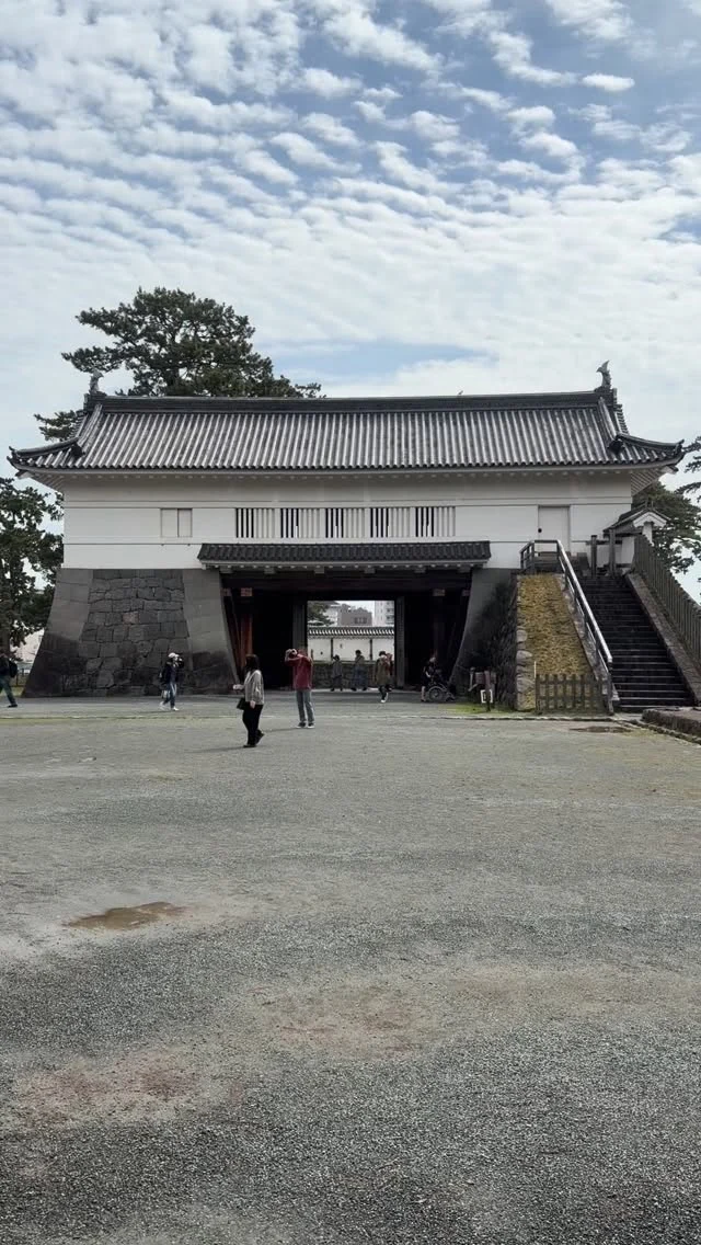 皆様ごきげんよう👋
გამარჯობა！ガマルジョバ！

まもなくオープン！

გაუმარჯოს！ガウマルジョス！

Wine bar "Le3"  完全予約制
https://le3.jp/

Open  月〜17h ~ 24h
　　　　土・日・祝〜12h
当日問い合わせ21h Lo（他にご予約無ければ）
※2秒前までご予約OKです

Close  不定休（SNSにてアナウンスします）
（前日までにお問い合わせあれば、営業時間等対応します）

神奈川県小田原市中町1-3-16
※ご来店の際はGoogleマップをご覧の上、お越し下さい

小田原駅東口バスロータリー
箱根登山バス　1番乗場　城東車庫前行き
中町下車より5秒

TEL 050-8880-1879
ご予約はお手数ですが、お電話もしくは各種SNS、DMにてご連絡ください。

※ご連絡取れ次第ご予約確定となります。
(当日予約はお電話でお願いします）

#自然派ワイン
#ナチュラルワイン
#vinnature
#ジョージアワイン
#oda_bi_marche
nonnaandsidhi