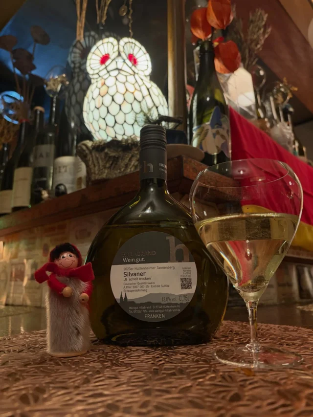 皆様ごきげんよう👋
გამარჯობა！ガマルジョバ！

ツーリング日和な今日は！
果実味あるジルヴァーナと猪🐗焼売なんて如何でしょうか？
オープンしてます！

გაუმარჯოს！ガウマルジョス！

Wine bar "Le3"  完全予約制
https://le3.jp/

Open  月〜17h ~ 24h
　　　　土・日・祝12h〜24h 
当日問い合わせ21h Lo（他にご予約無ければ）
※2秒前までご予約OKです

Close  不定休（SNSにてアナウンスします）
（前日までにお問い合わせあれば、営業時間等対応します）

香りを楽しむワインの店の為、店内は禁煙🚭でしす。

神奈川県小田原市中町1-3-16
※ご来店の際はGoogleマップをご覧の上、お越し下さい

小田原駅東口バスロータリー
箱根登山バス　1番乗場　城東車庫前行き
中町下車より5秒

TEL 050-8880-1879
ご予約はお手数ですが、お電話もしくは各種SNS、DMにてご連絡ください。

※ご連絡取れ次第ご予約確定となります。
(当日予約はお電話でお願いします）

#自然派ワイン
#ナチュラルワイン
#vinnature
#ジョージアワイン
#oda_bi_marche